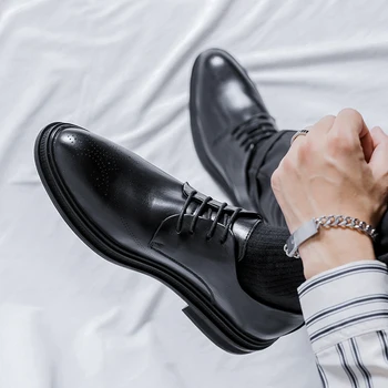 Официалната кожени обувки в бизнес стил с остри пръсти удобни кожени обувки, чорапи корейска версия