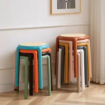 Пластмасова табуретка дебели домакински стол може да се поставят в една купчина чиста знаменитост креативен модерен изчистен скандинавски ратан ротанговый стол-пейка