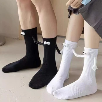 2 Чифта Творчески магнитни смучат Чорапи Памучни чорапи с пръсти 3d ръка за ръка Клубни Чорапи известни Личности, за двойки, чорапи със средна дължина, с магнит
