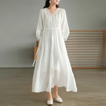 Модно просто рокля за бременни в литературния стил с дълъг V-образно деколте в БЯЛ цвят