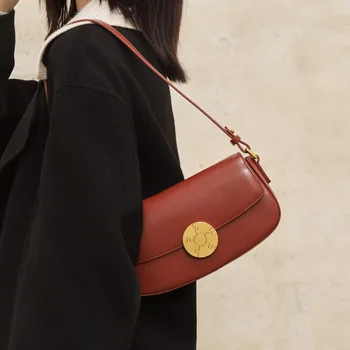 Новата пролетно чанта от червена кожа 2023 година с магнитна тока, луксозни чанти за жени ежедневна употреба и ежедневните разходки