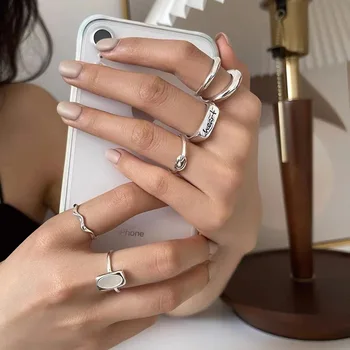 Ново Модно Сребърен пръстен с отворен пръстен на пръста си, на който пише 